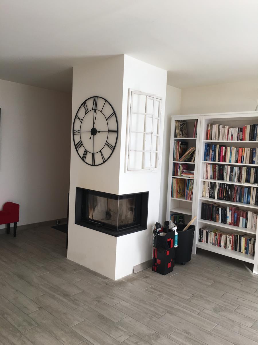 Installation d'une cheminée avec un foyer AR2LE01, par nos revendeurs